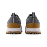 Les chaussures de golf larges (EE) de mousse fraîche du nouveau balance soutiennent V2 Wide (EE) - gris / charbon de bois